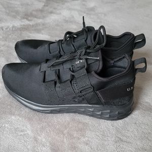 Black Sneakers size 6.5
